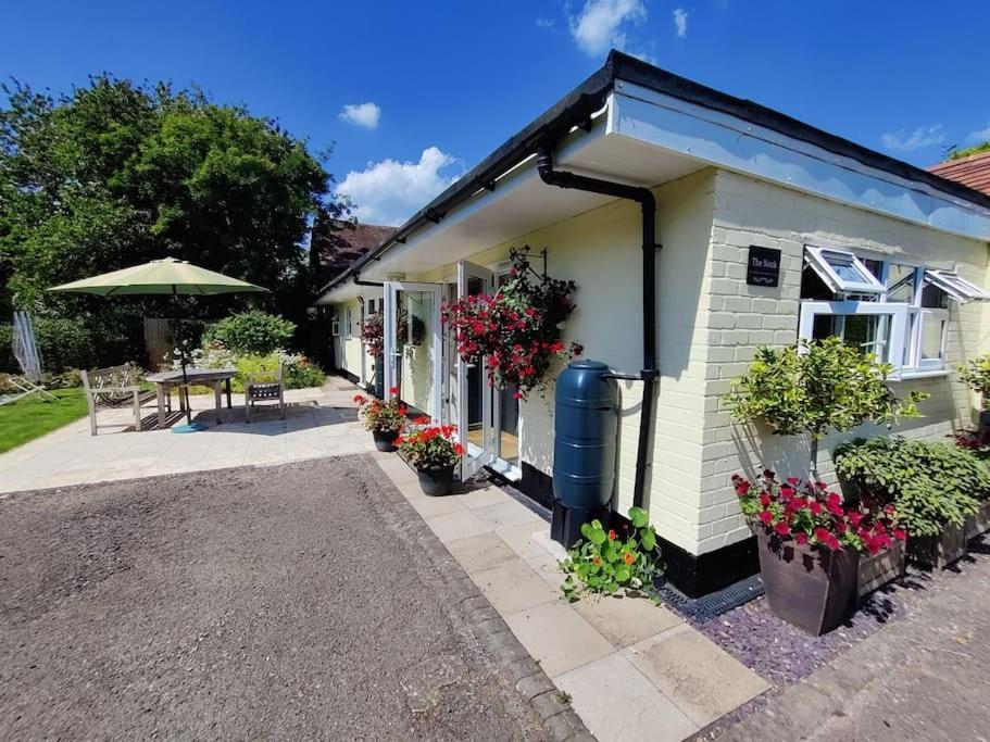 Vila The Nook Located In A Beautiful Garden Setting With Parking Stratford-upon-Avon Exteriér fotografie